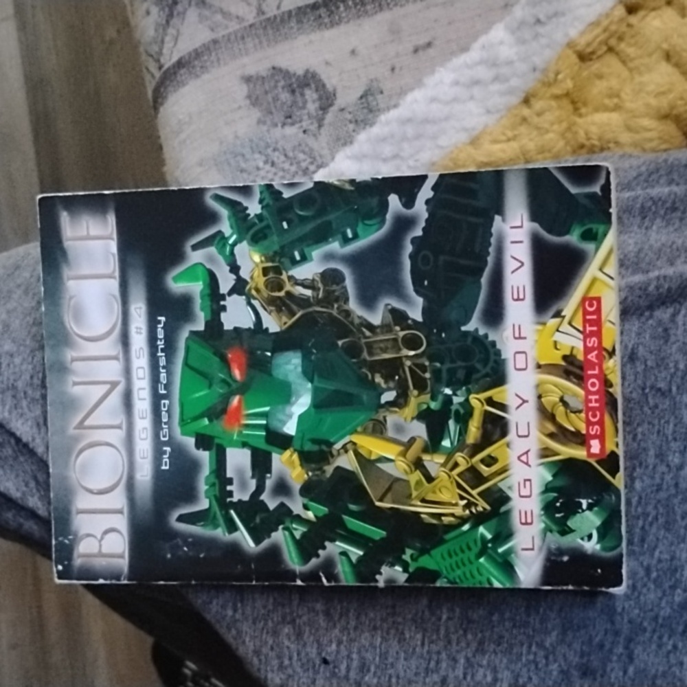 Scholastic Bionicle Legends #4 with Green and Yellow Robot